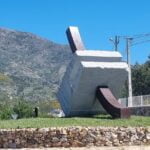 Rotunda da entrada da aldeia de Cortes do Meio